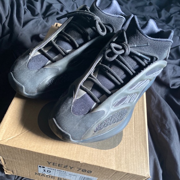 Mens Yeezy 700s size 10